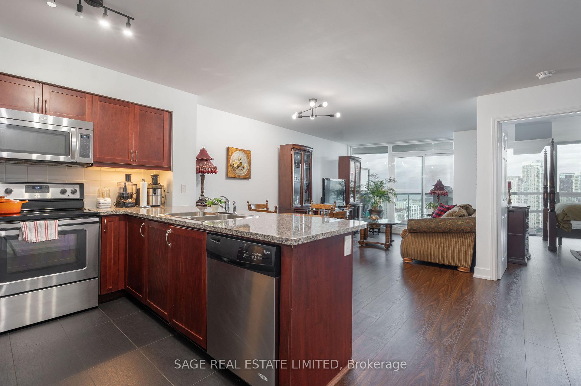 19 Grand Trunk Crescent  #3712