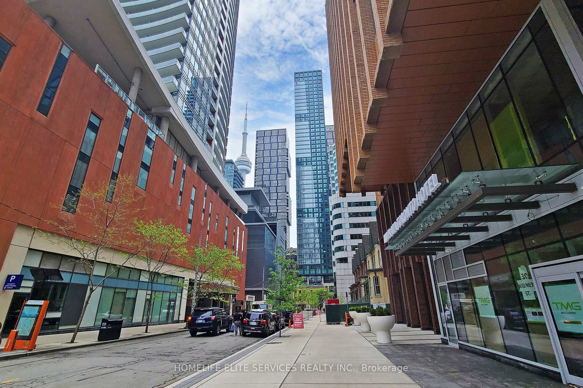 327 King Street W #702