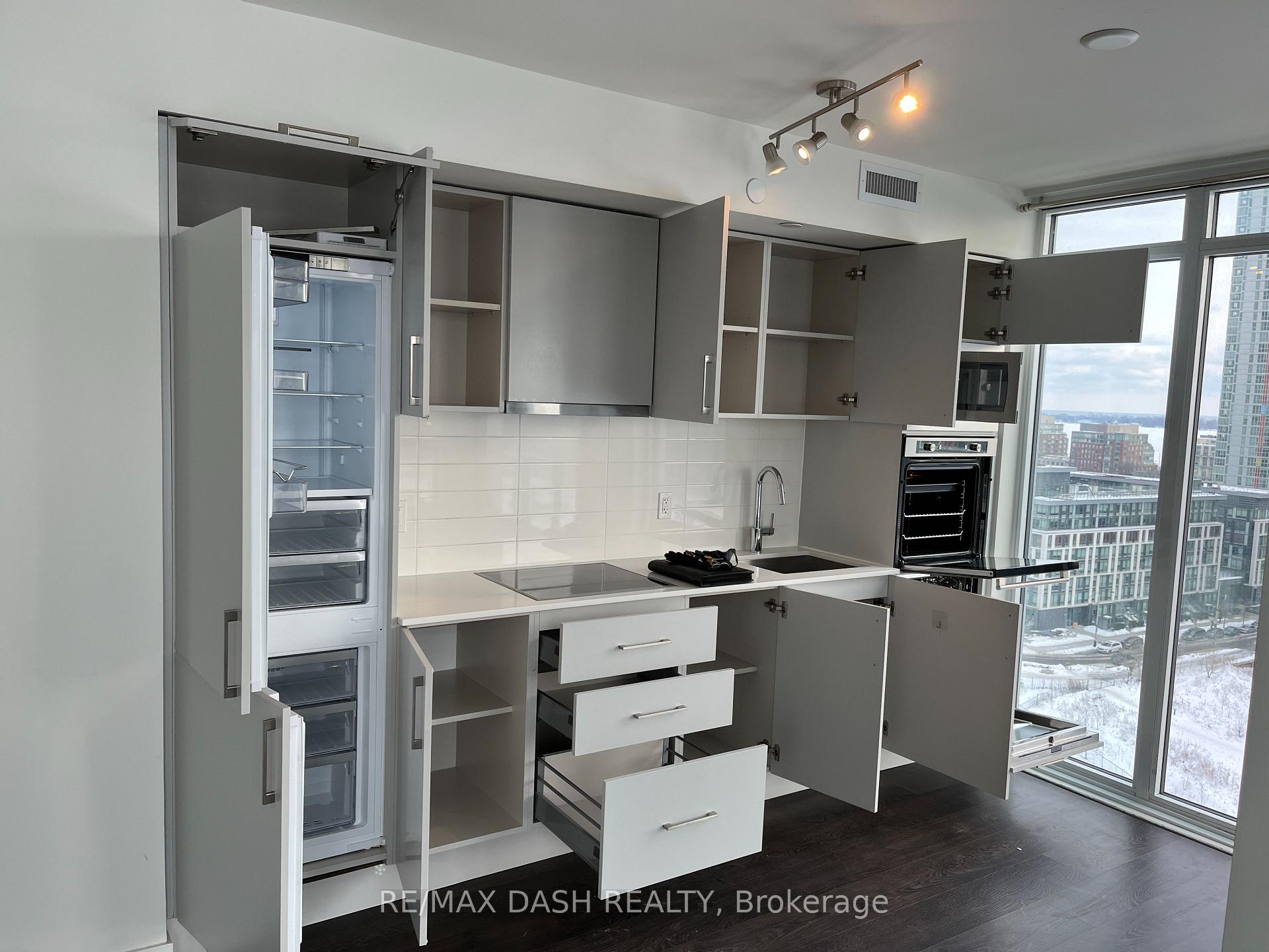 27 Bathurst Street  806W