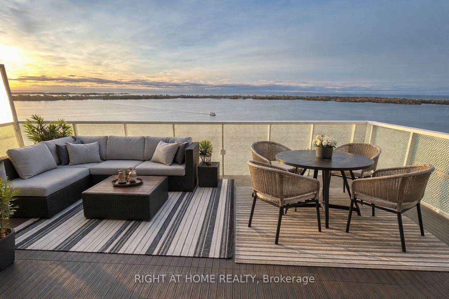 15 Queens Quay E #2504