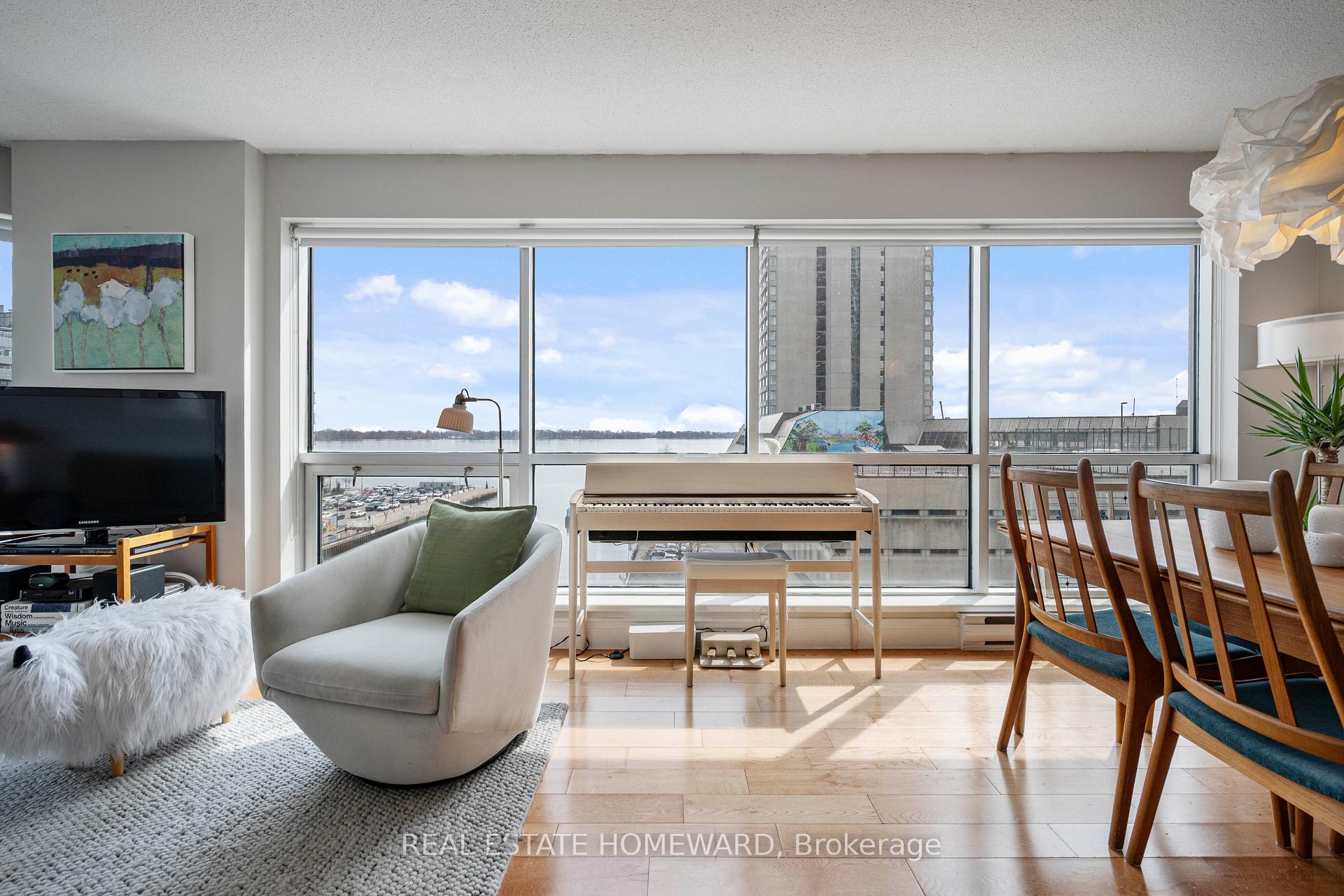 10 Queens Quay W #704