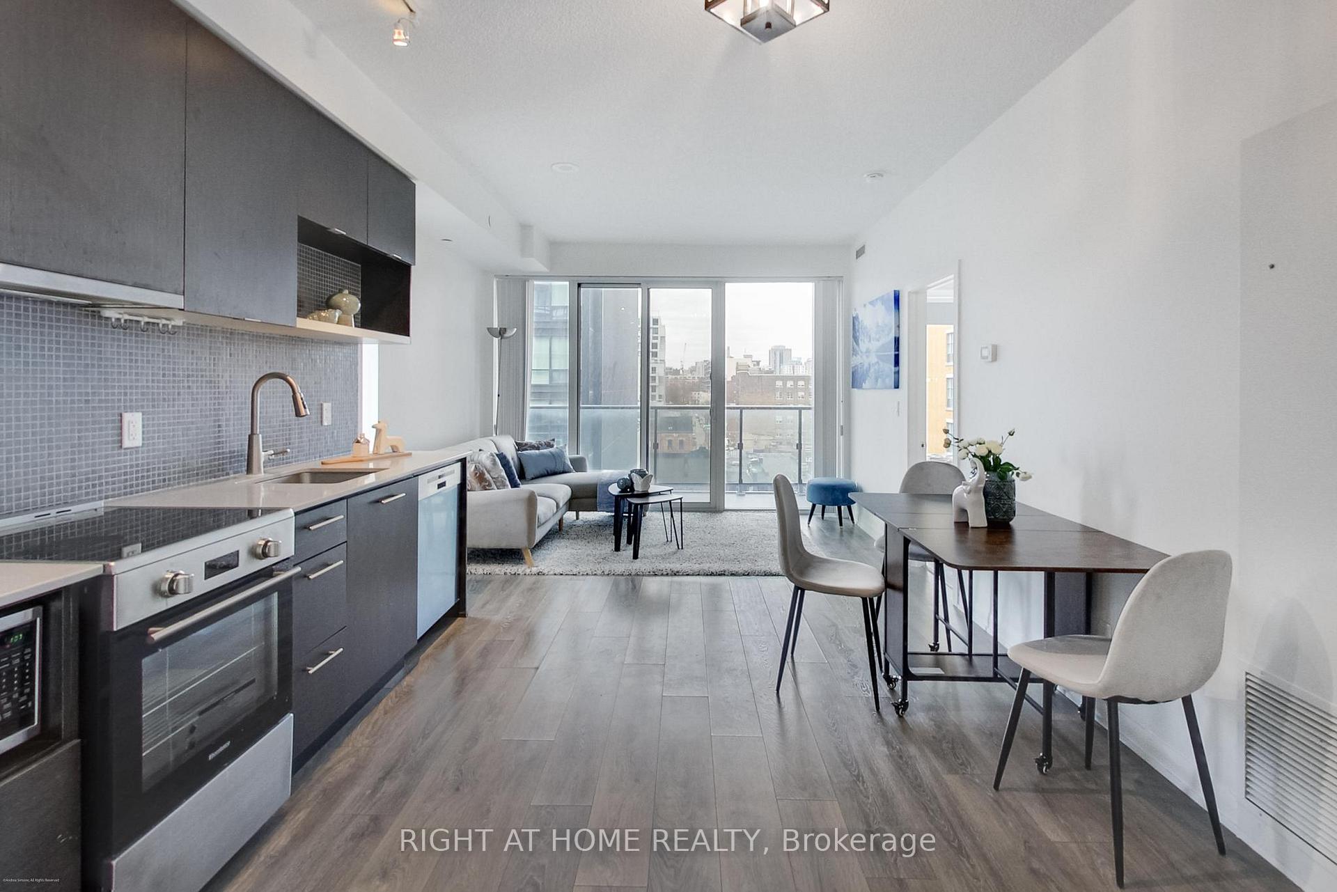 435 Richmond Street W #711