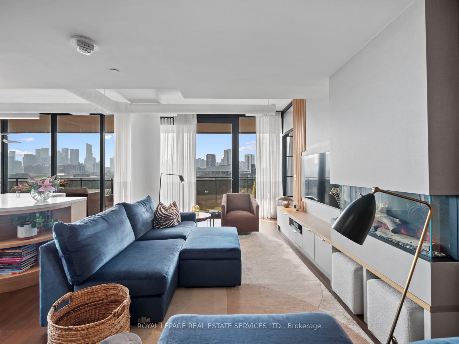 21 Lawren Harris Square  #904