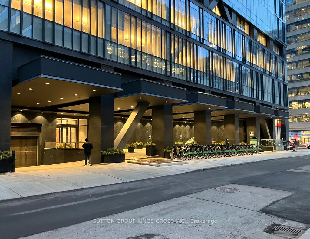 488 University Avenue  #3901