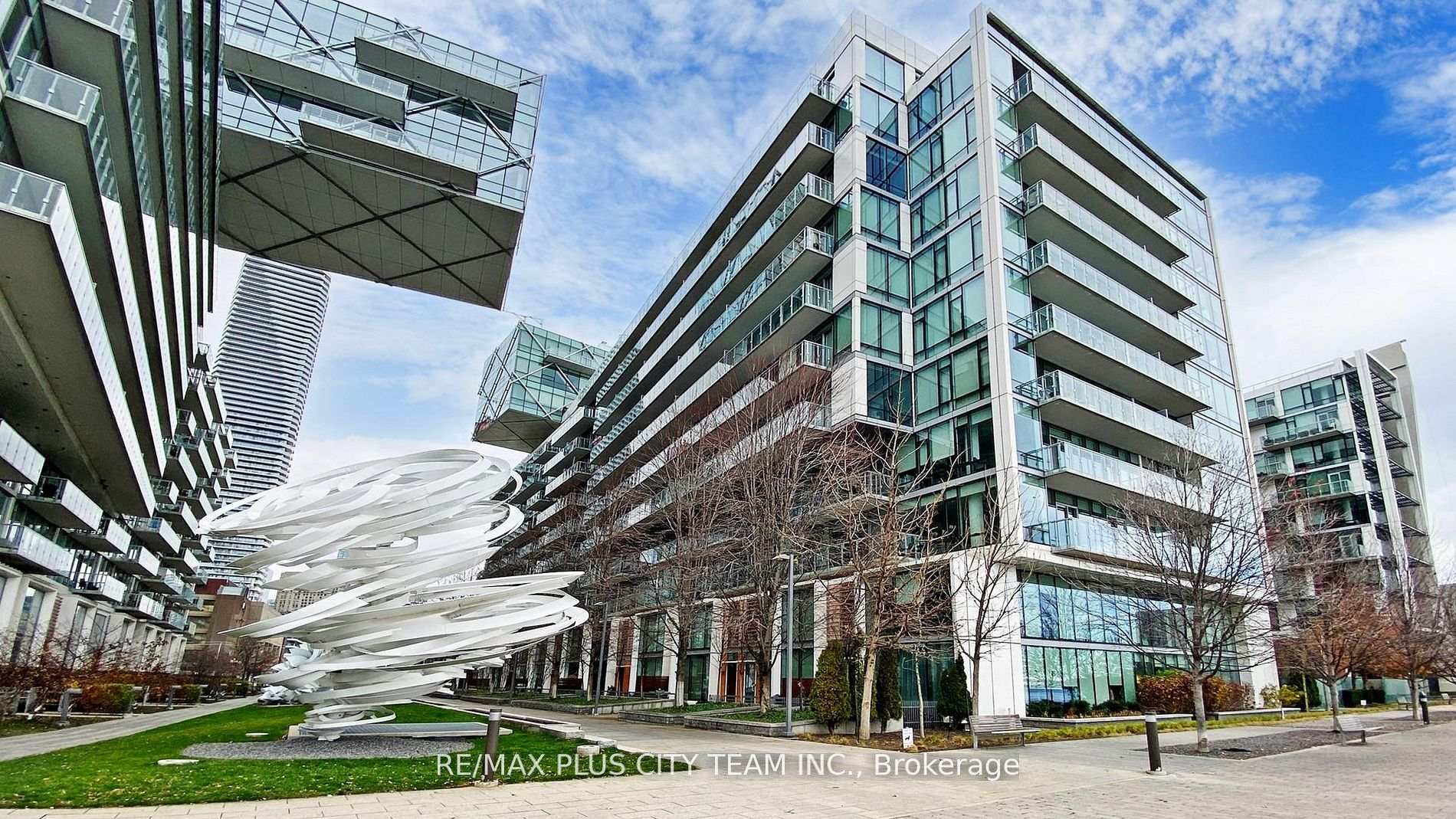 39 Queens Quay E #1305
