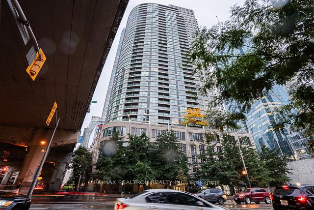 18 Yonge Street  #808