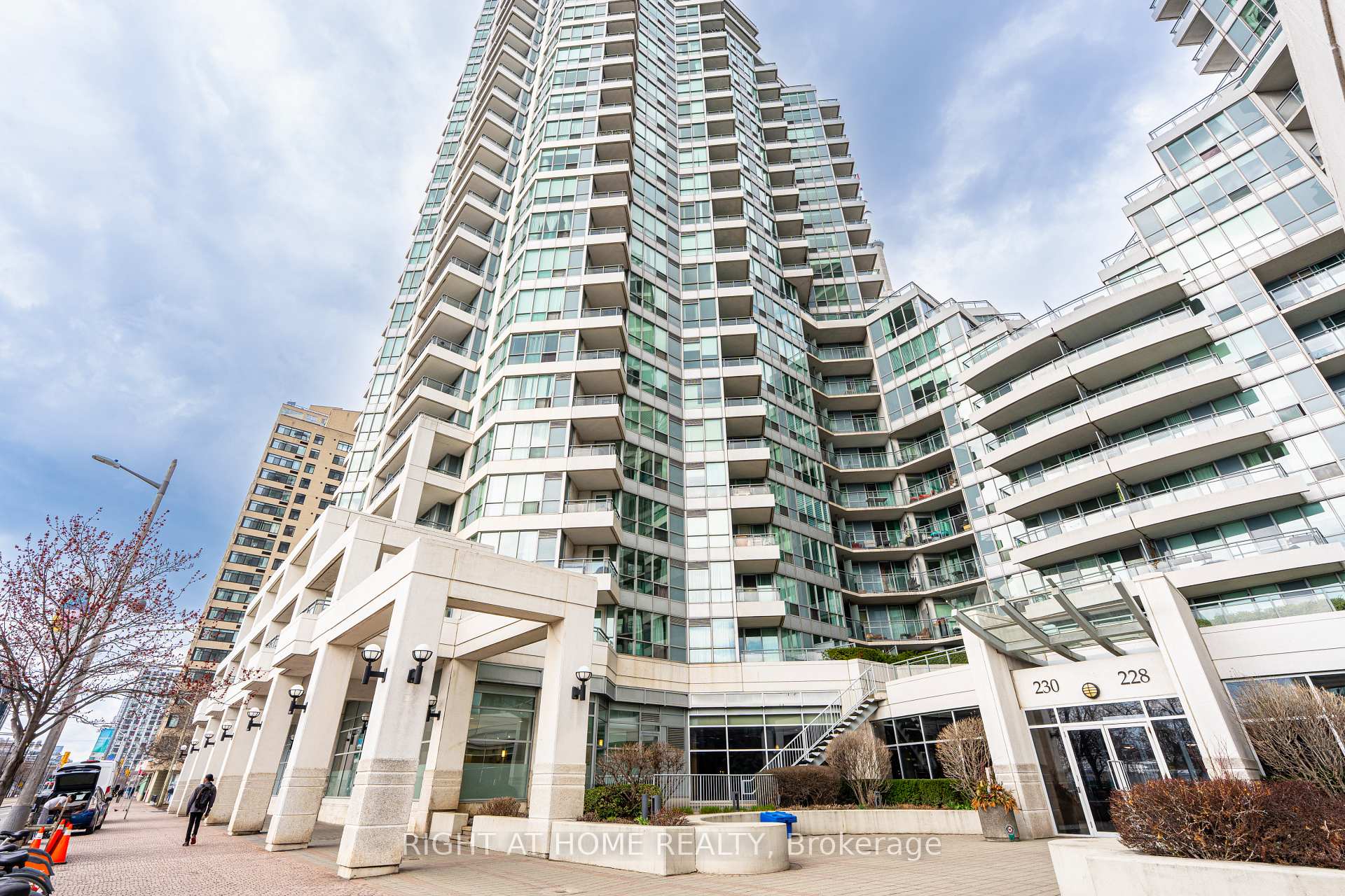 230 Queens Quay W #918