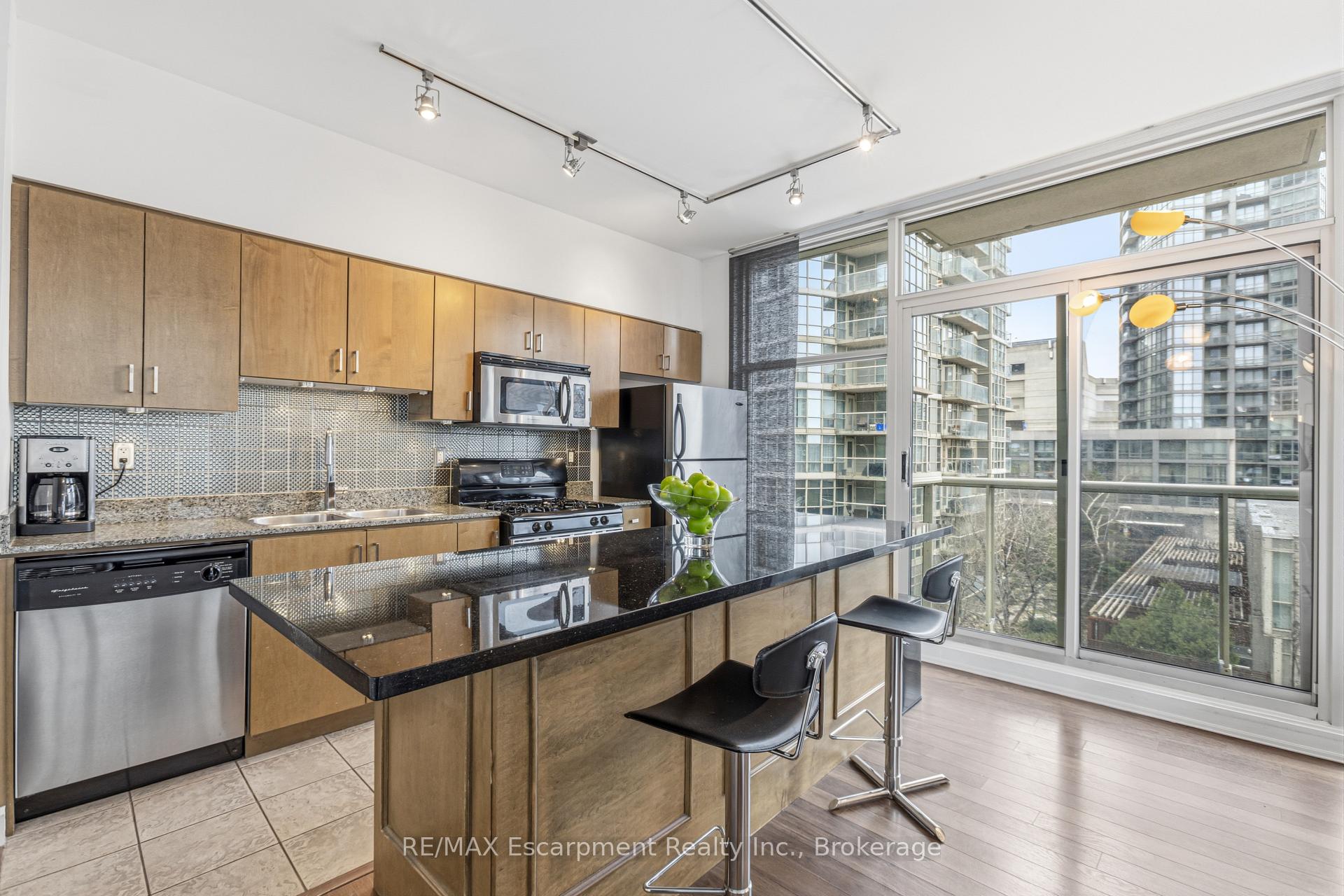 9 Spadina Avenue  #303
