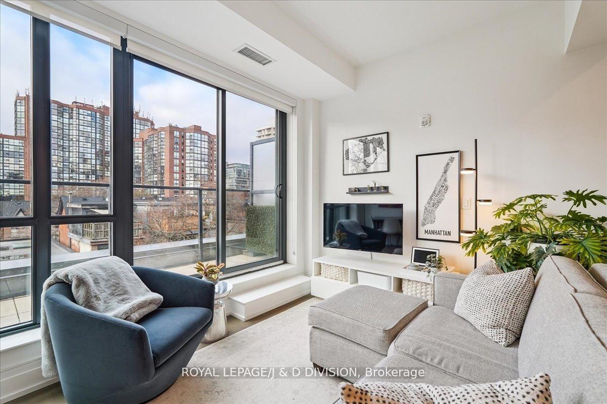 90 Niagara Street  #405