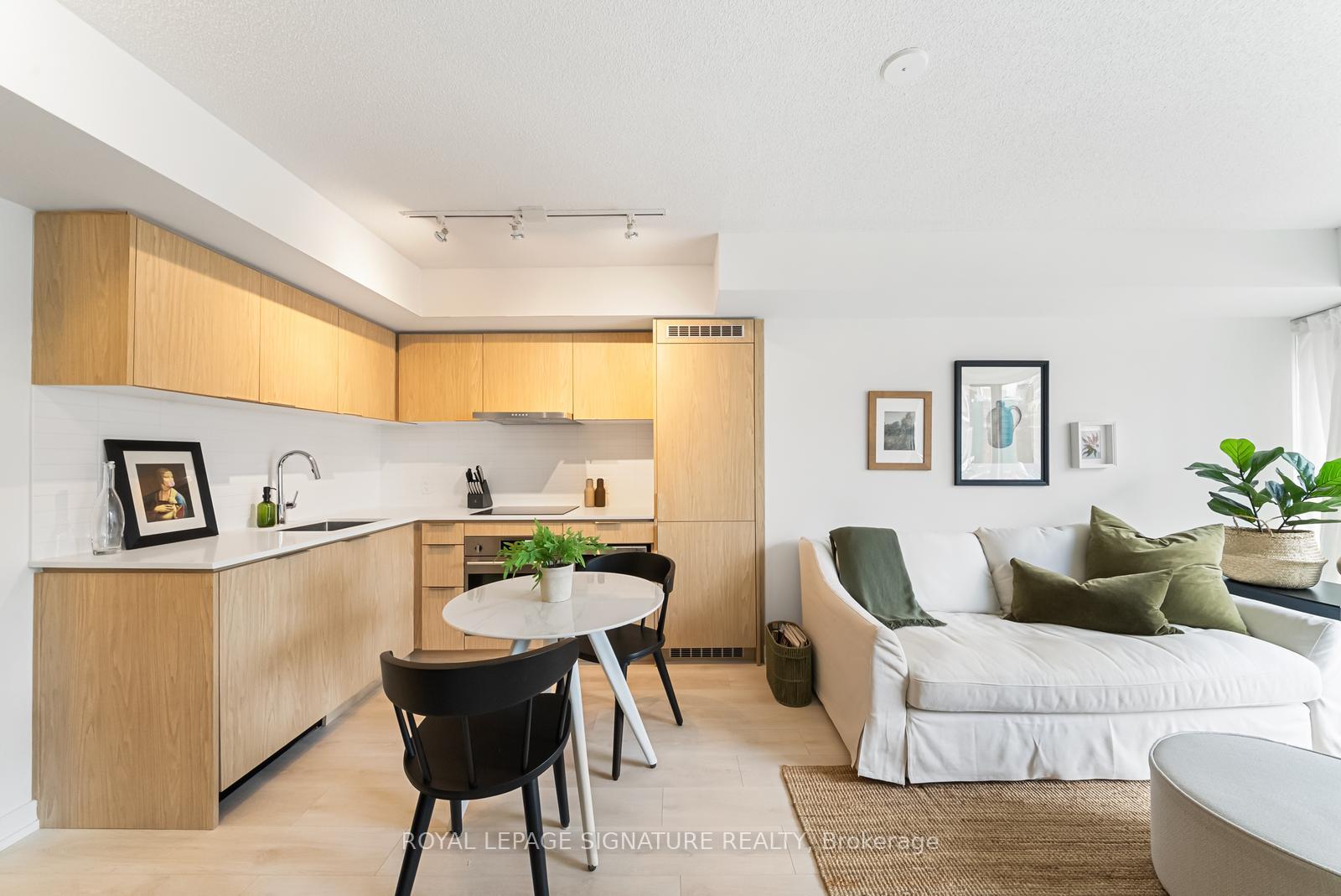 60 Shuter Street  #605