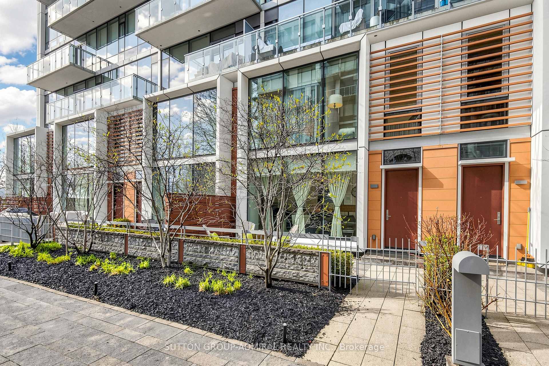 39 Queens Quay E TH115