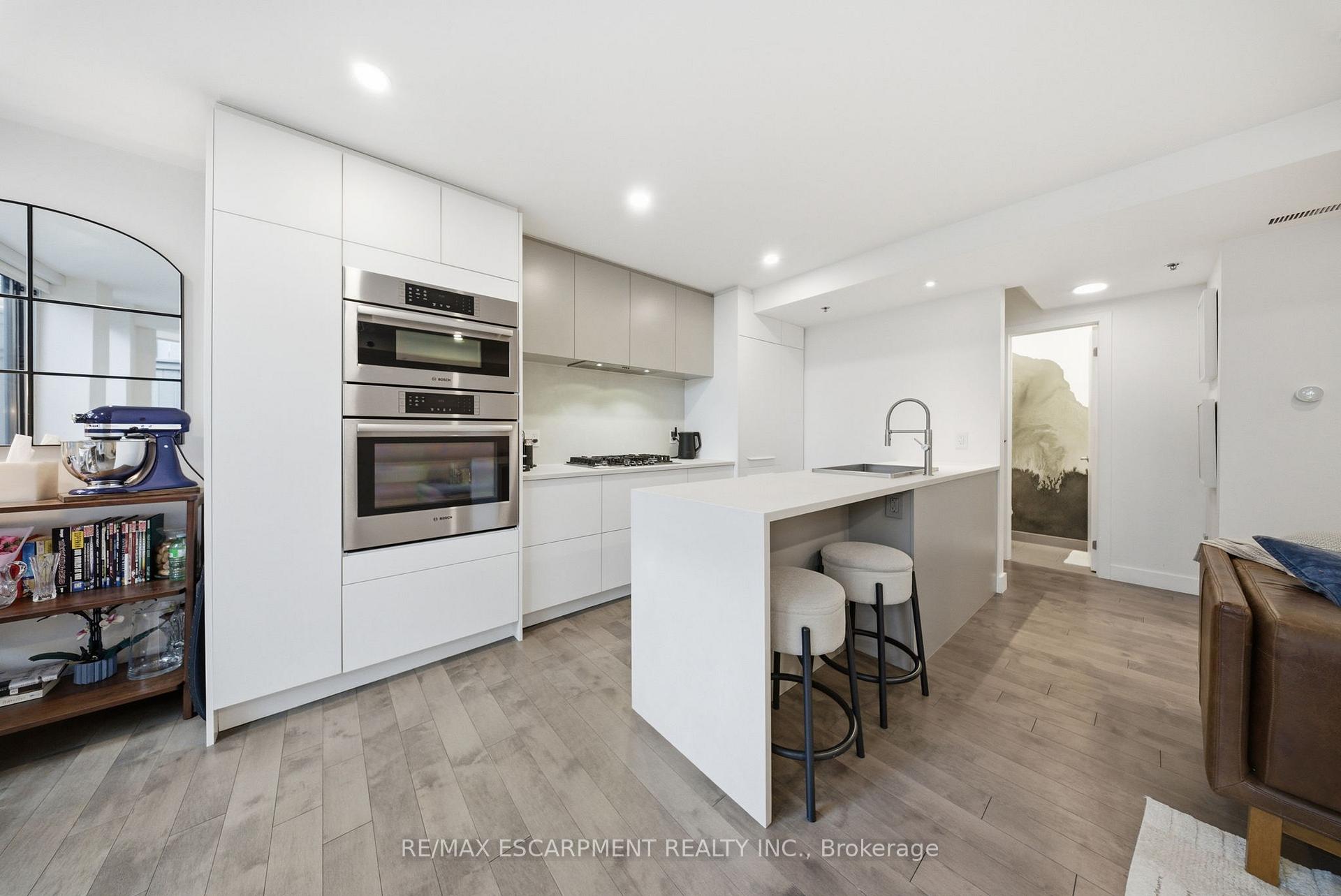 127 Queen Street E TH1