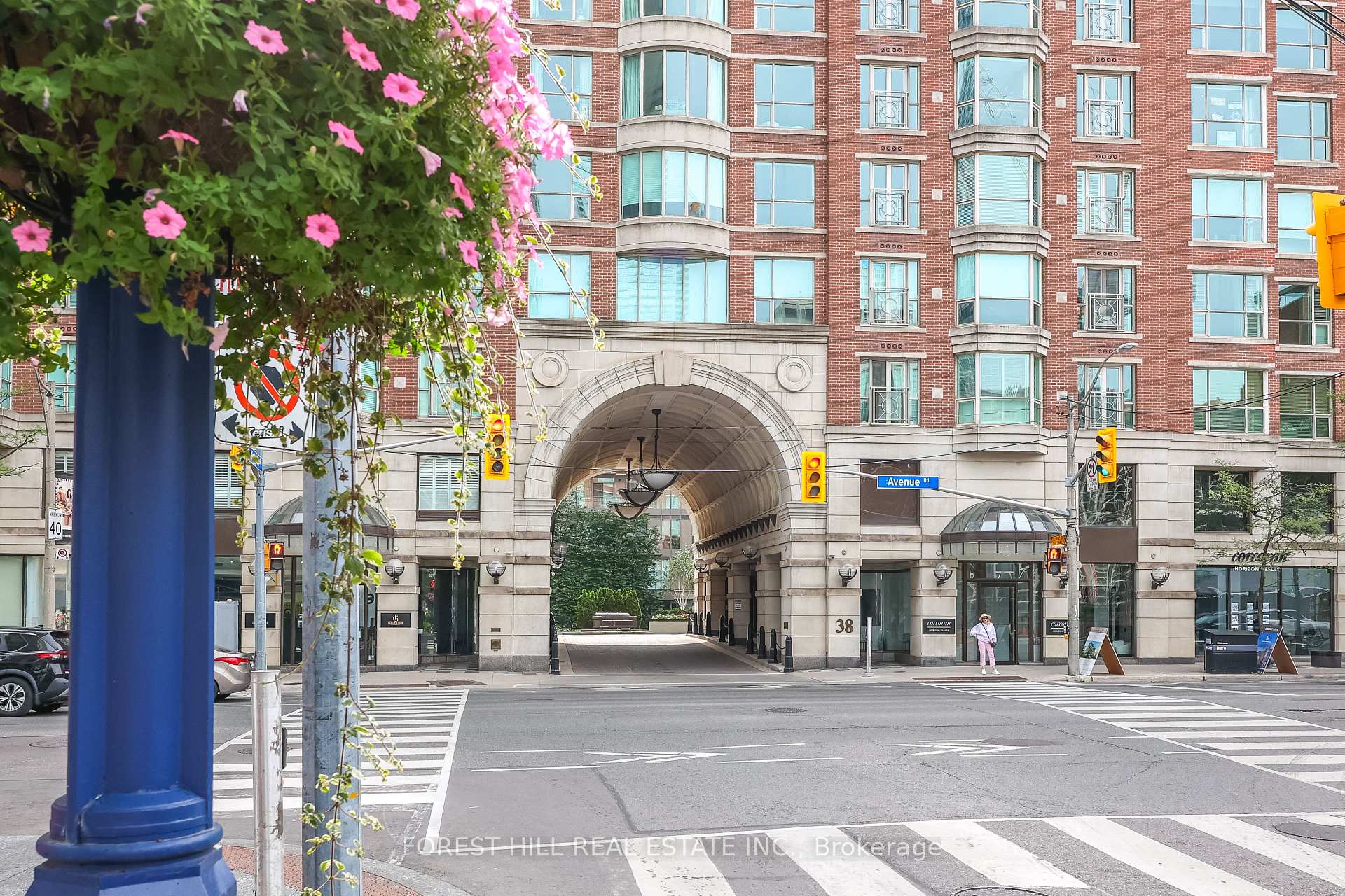 38 Avenue Road  #305