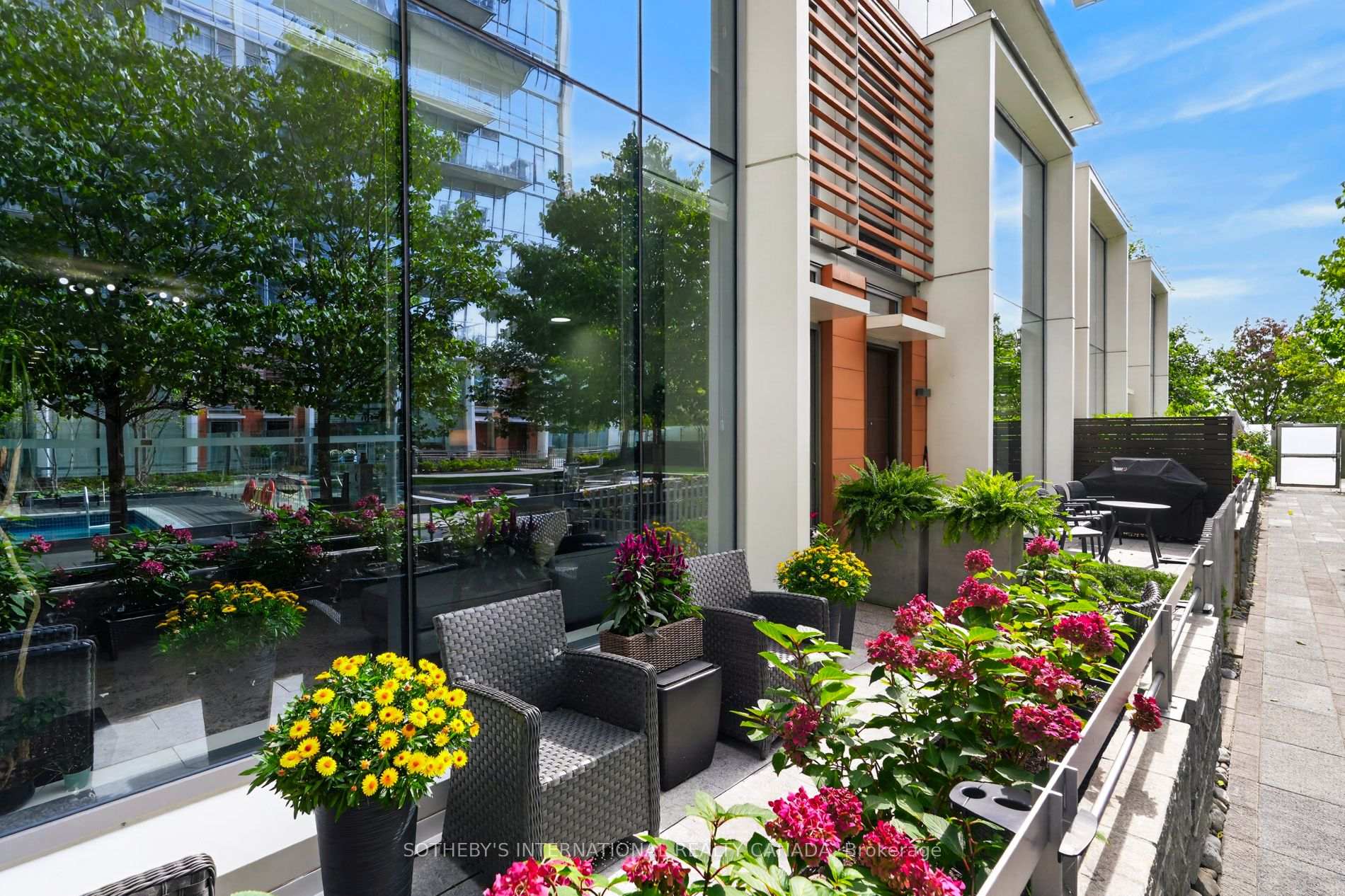 29 Queens Quay N/A E TH 114