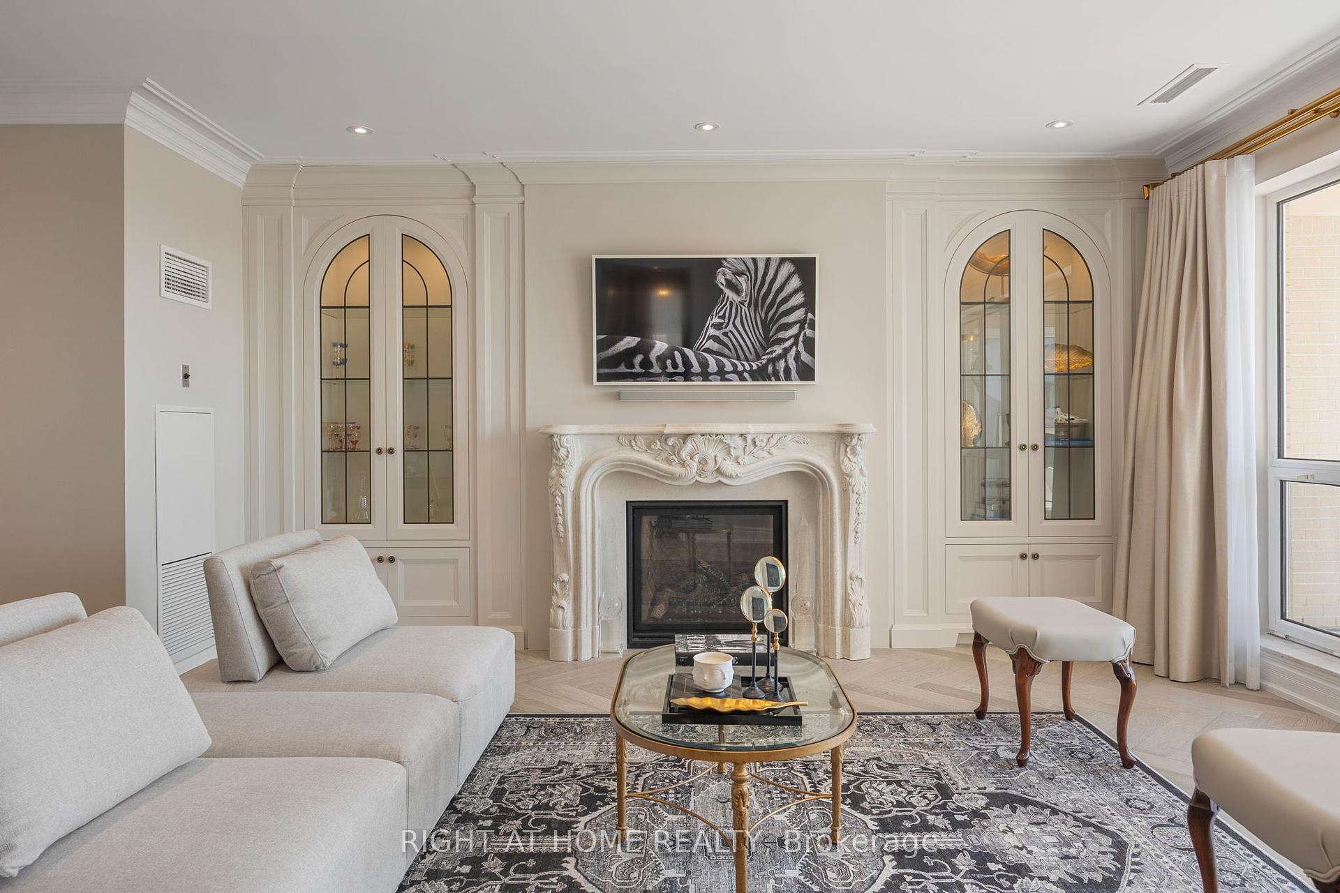 2287 Lake Shore Boulevard W Ph1501