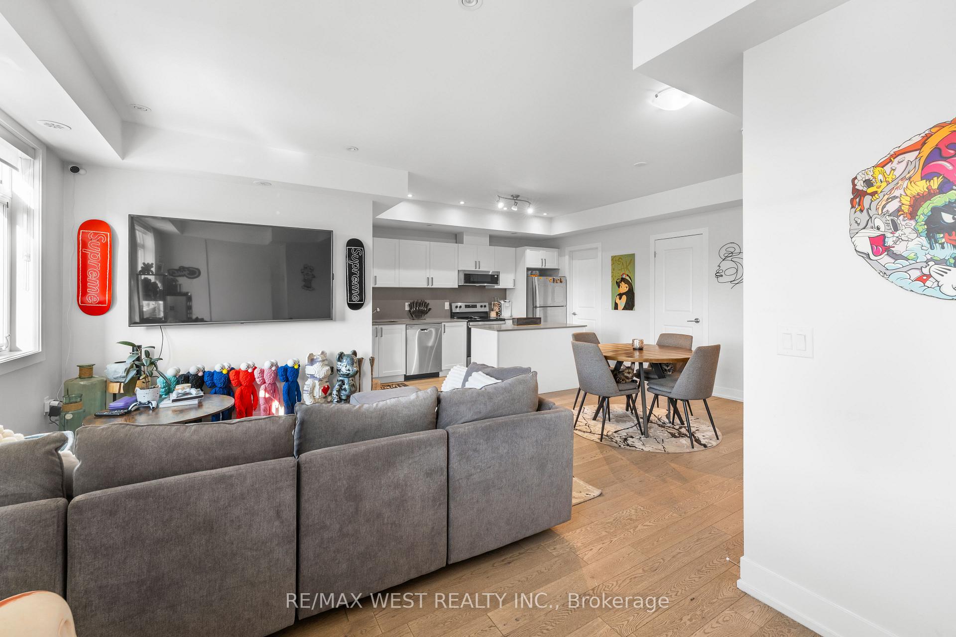 1062 Douglas McCurdy Common 