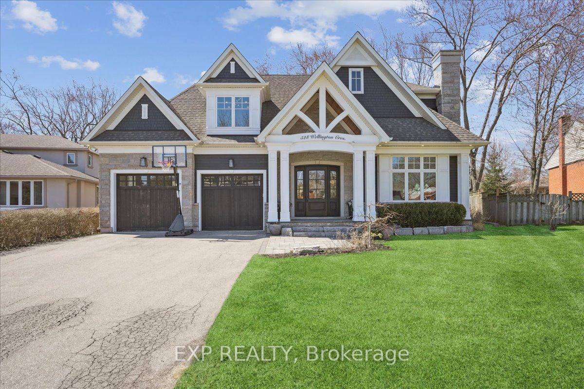 528 Wellington Crescent 