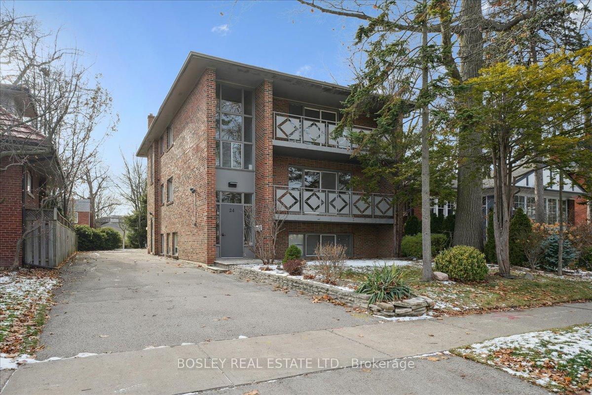 24 Oakwood Avenue N