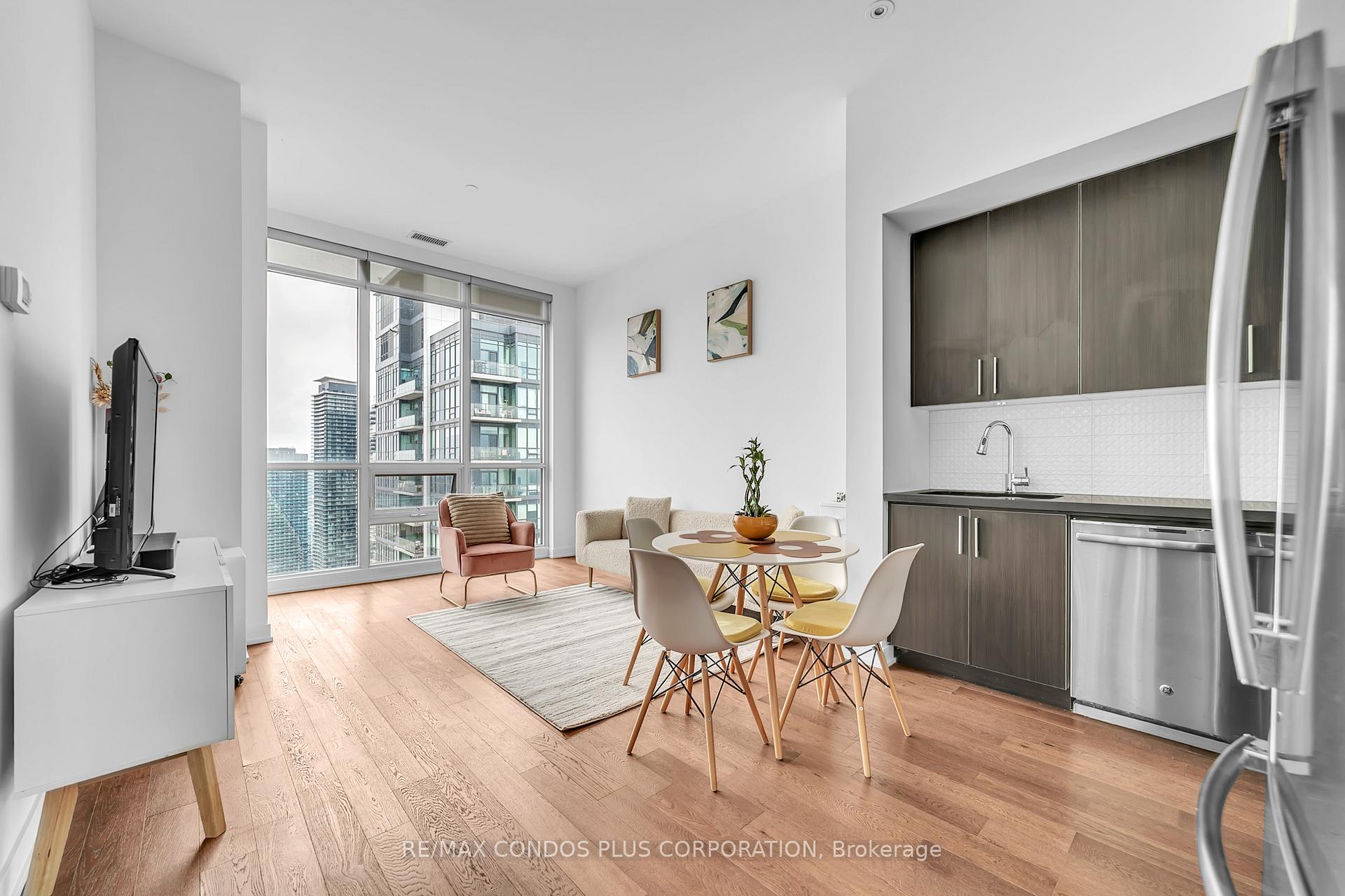 2212 Lake Shore Boulevard W PH08