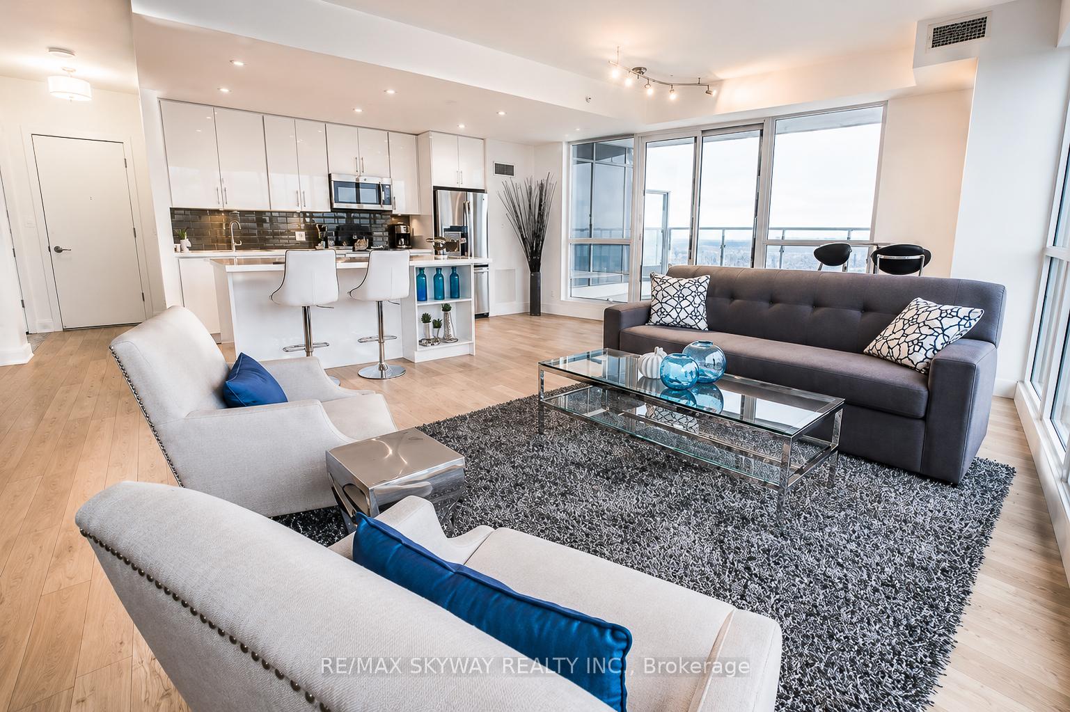 2212 Lakeshore Boulevard W Lph03