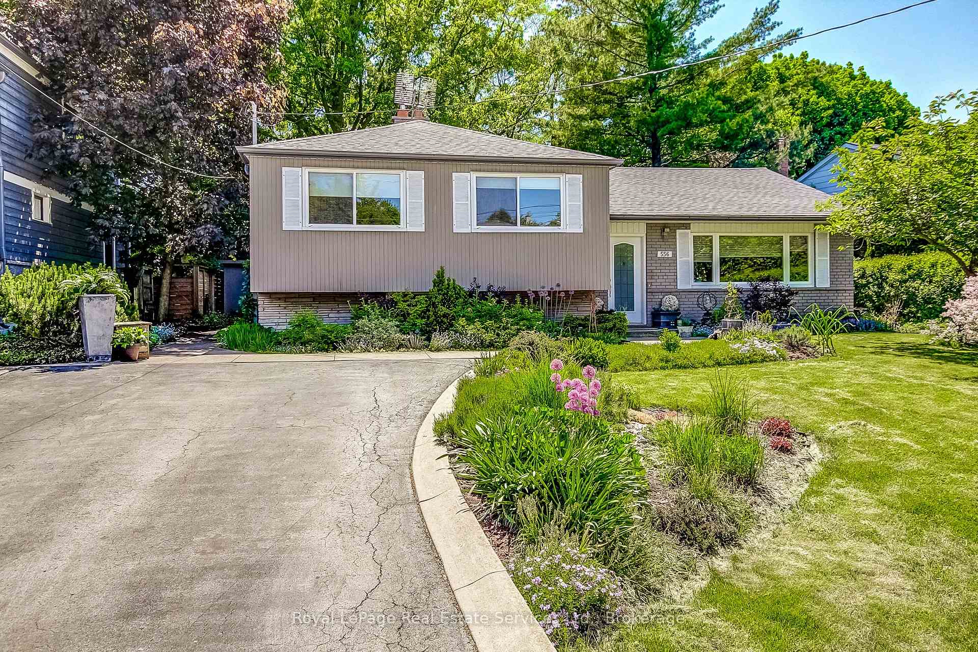 556 Trafford Crescent 