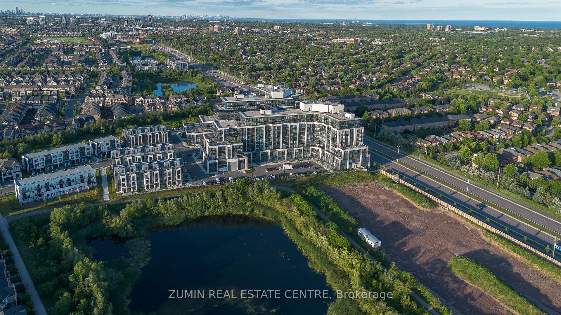405 Dundas Street W #526