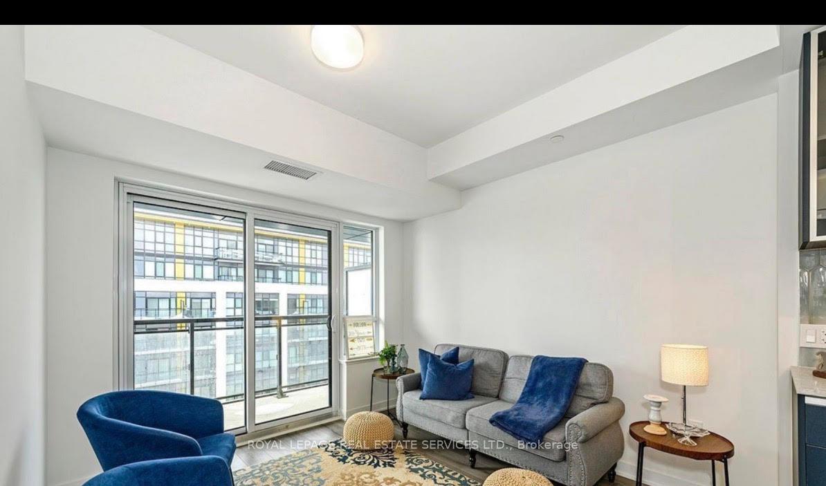 395 Dundas Street  #820