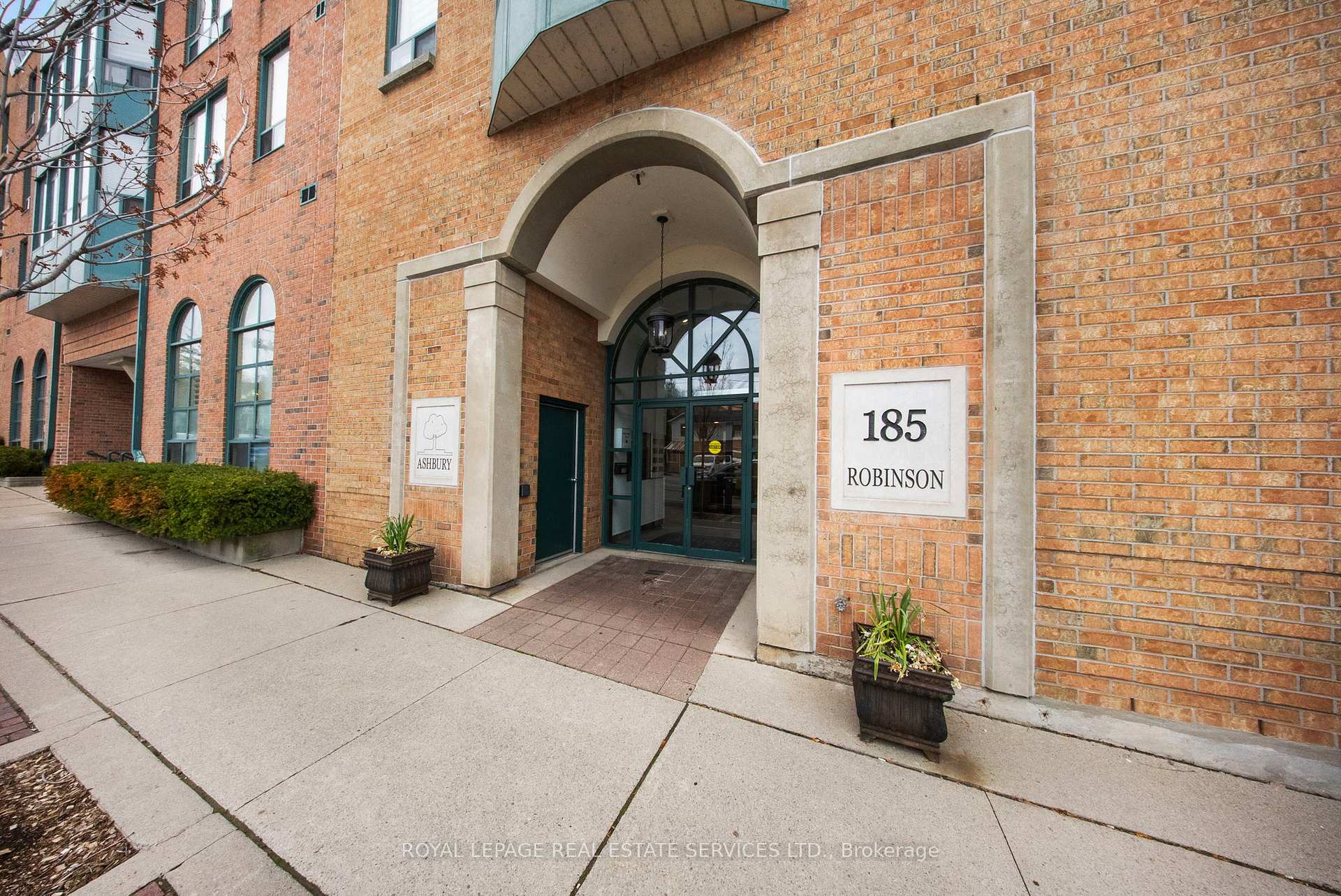 185 Robinson Street  #202
