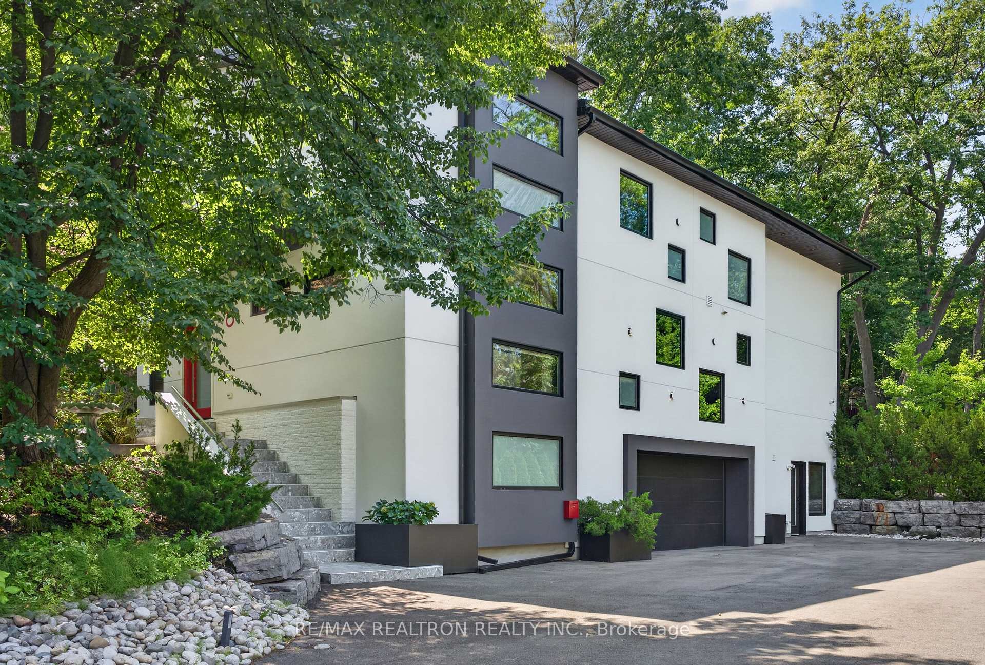 8 Breezewood Drive 