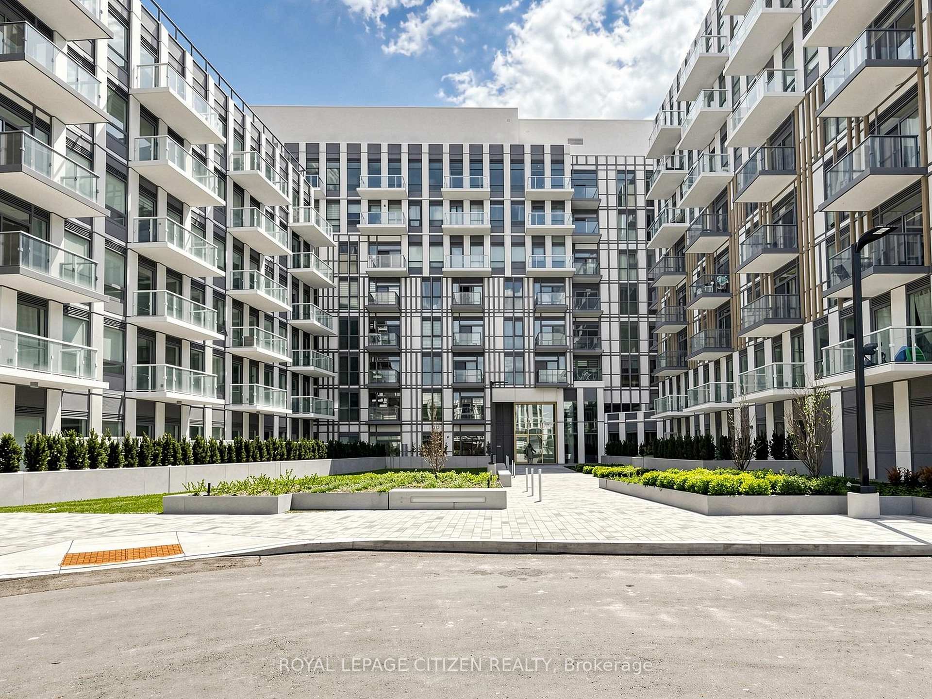1005 Dundas Street  #814