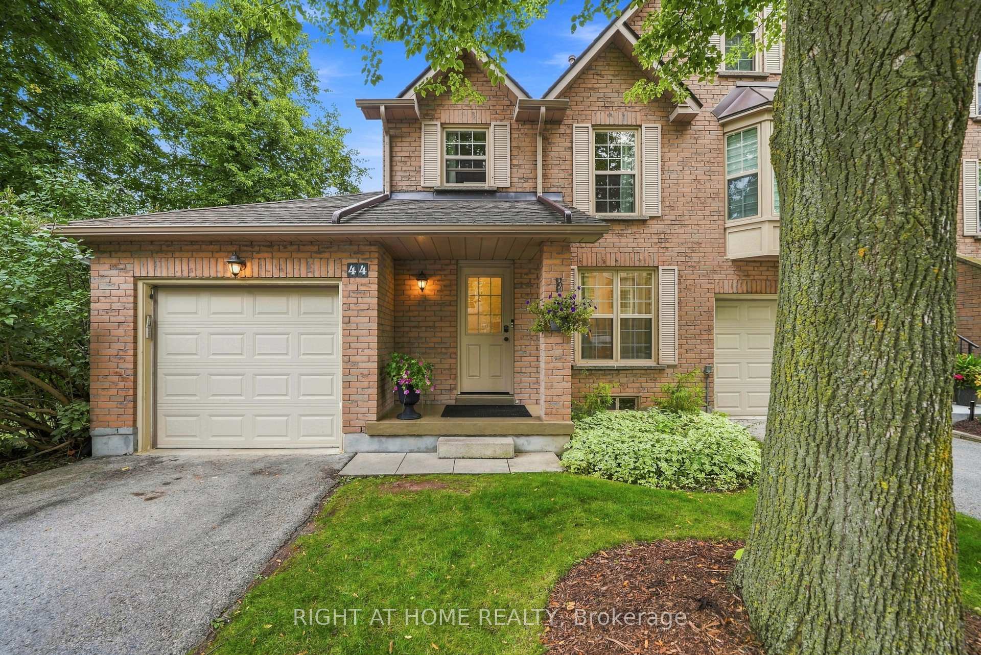 2272 Mowat Avenue  #44