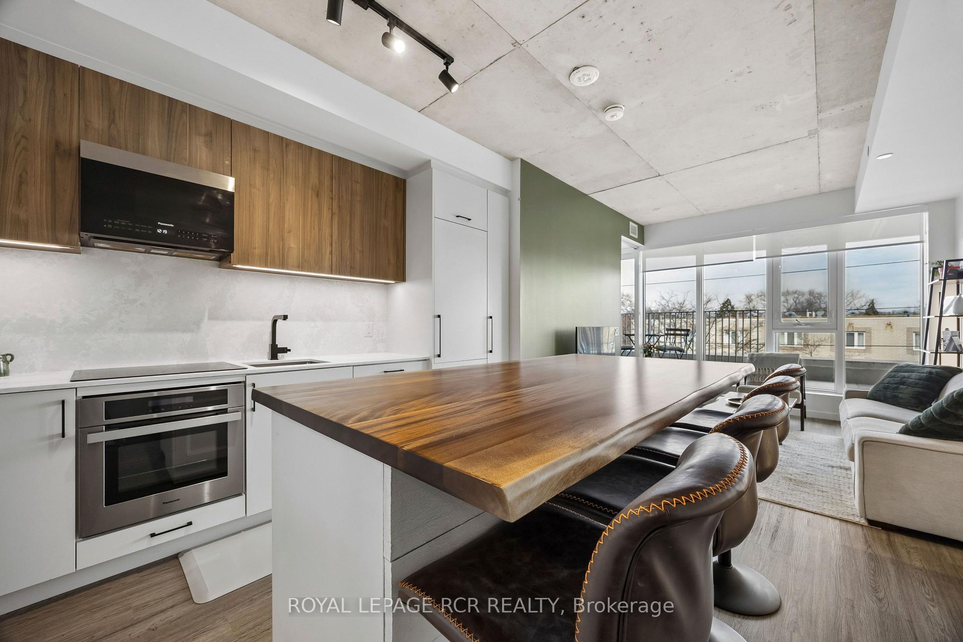 689 The Queensway N/A  #321