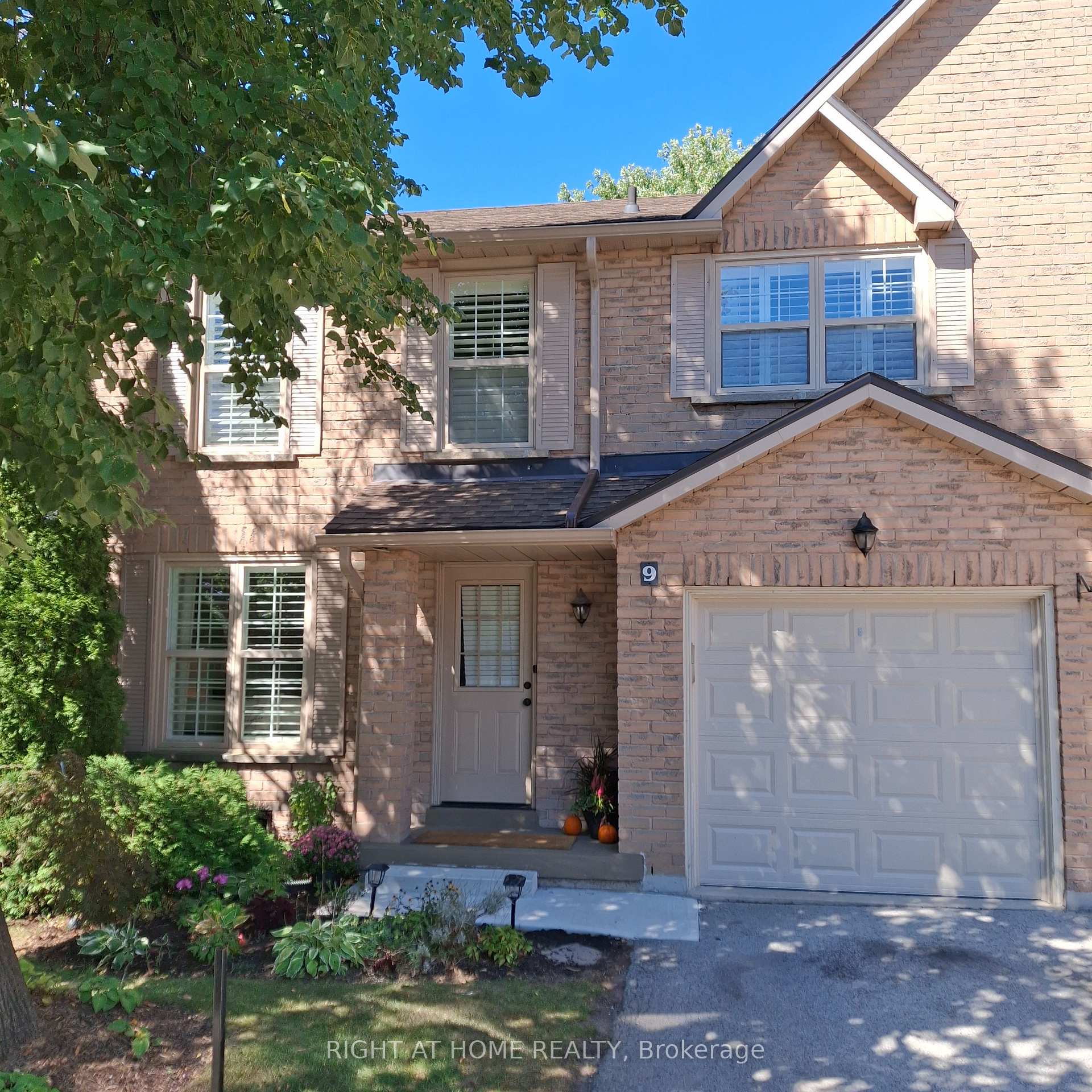 2272 Mowat Avenue  #9