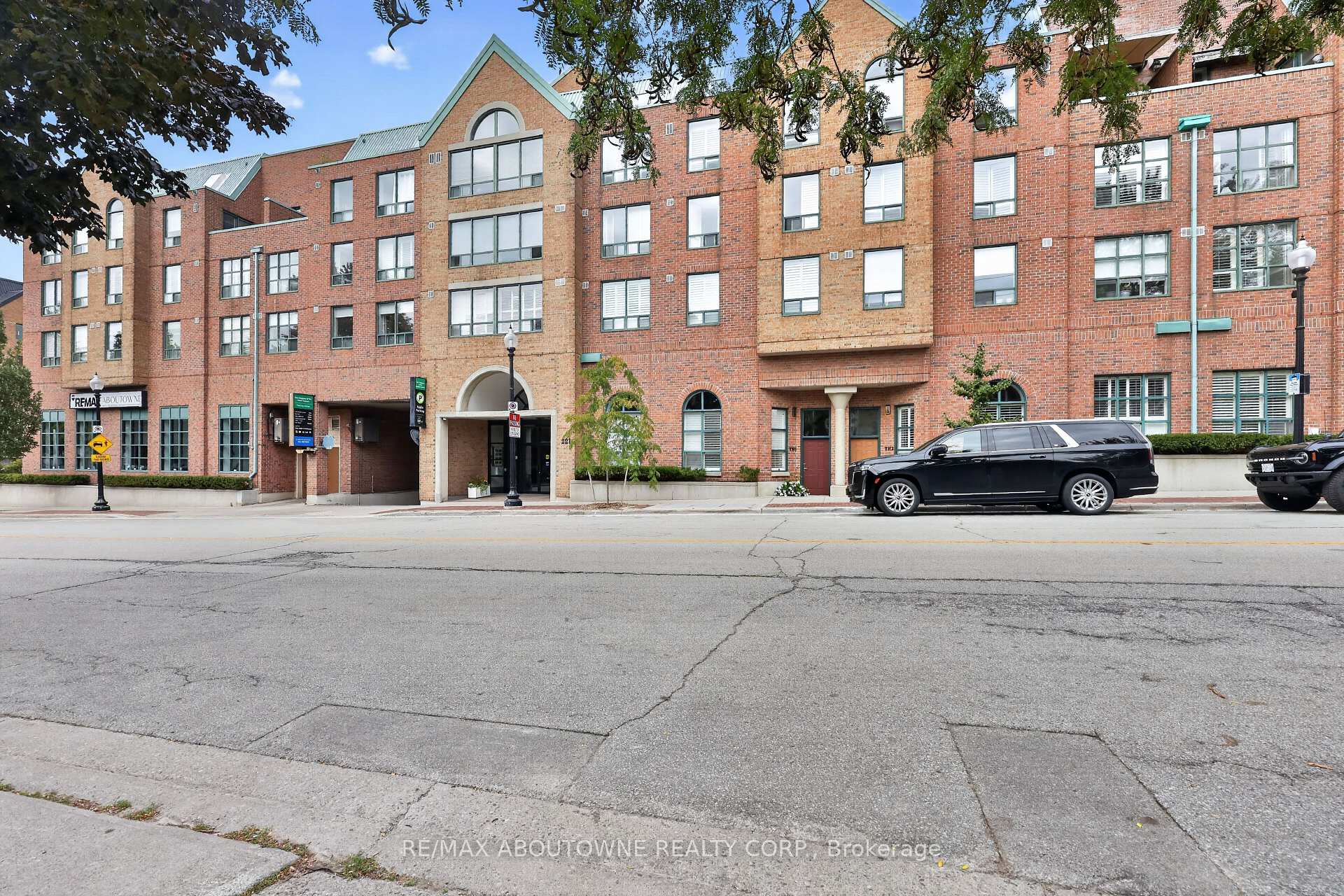 221 Robinson Street  #211