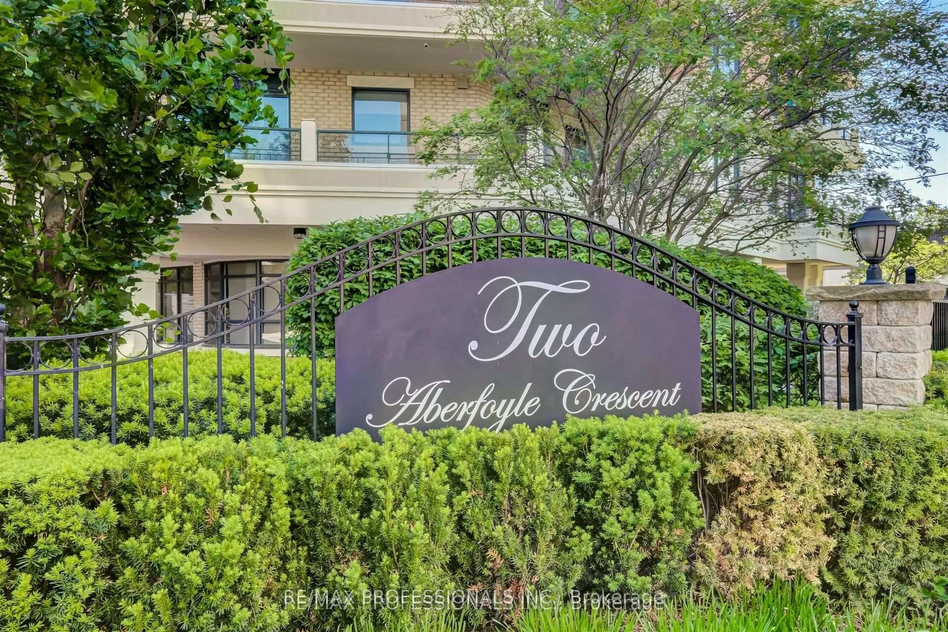 2 Aberfoyle Crescent N #901